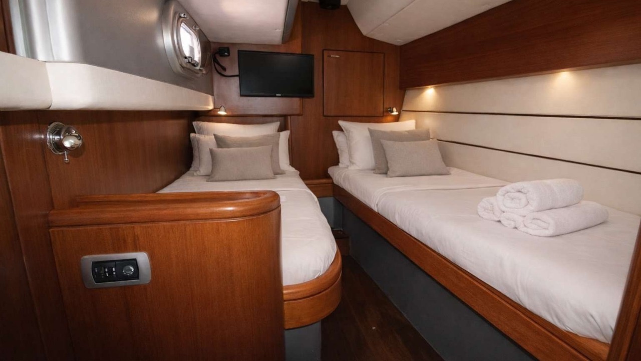 Guest Cabin — Twin or double · Own head